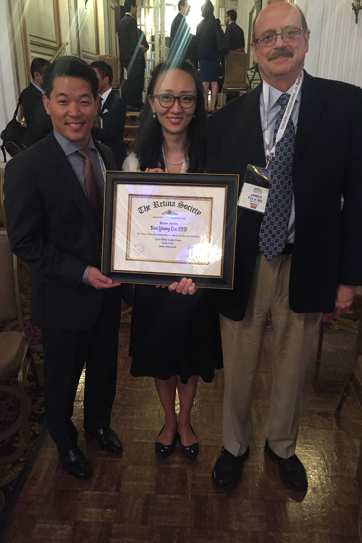 Retina Fellowship receiving an award